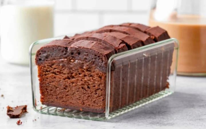 cake slices on an airtight container on a kitchen counter, illustrating proper storage.